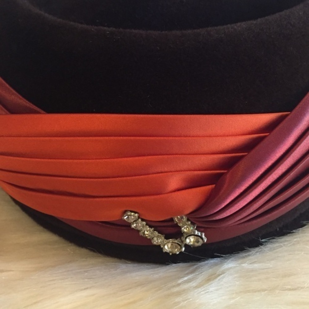 VINTAGE CHOCOLATE BROWN‎ HAT/ORIGINAL BROOCH Peach Satin Trim Knot - Picture 3 of 4